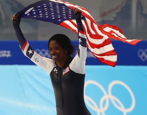 Erin Jackson celebrates after winning gold. 